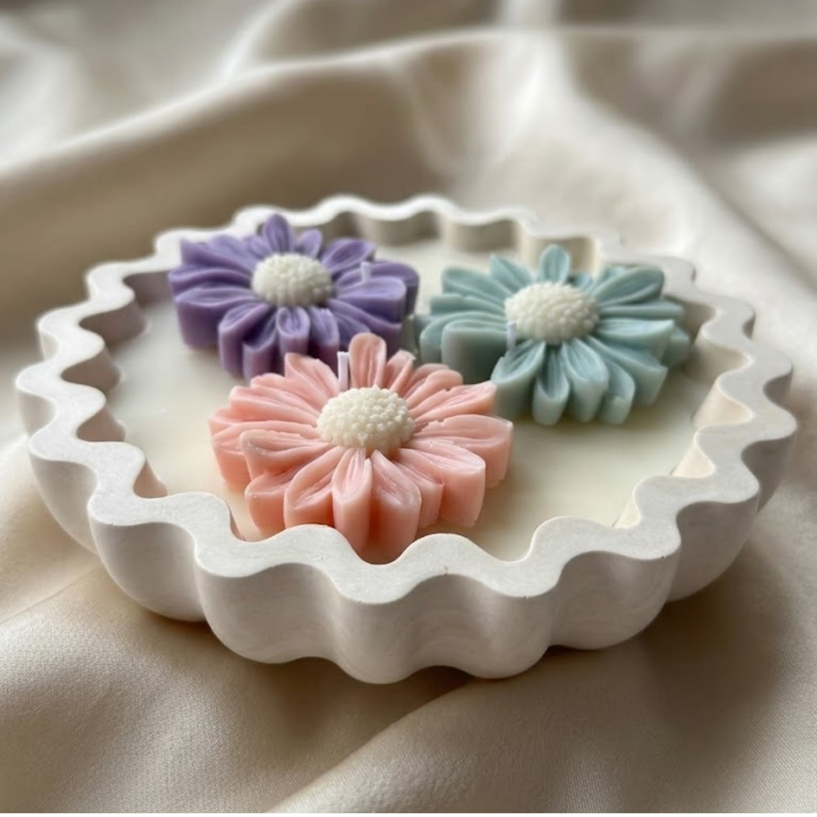 Wave Bowl Daisy Candle view 2