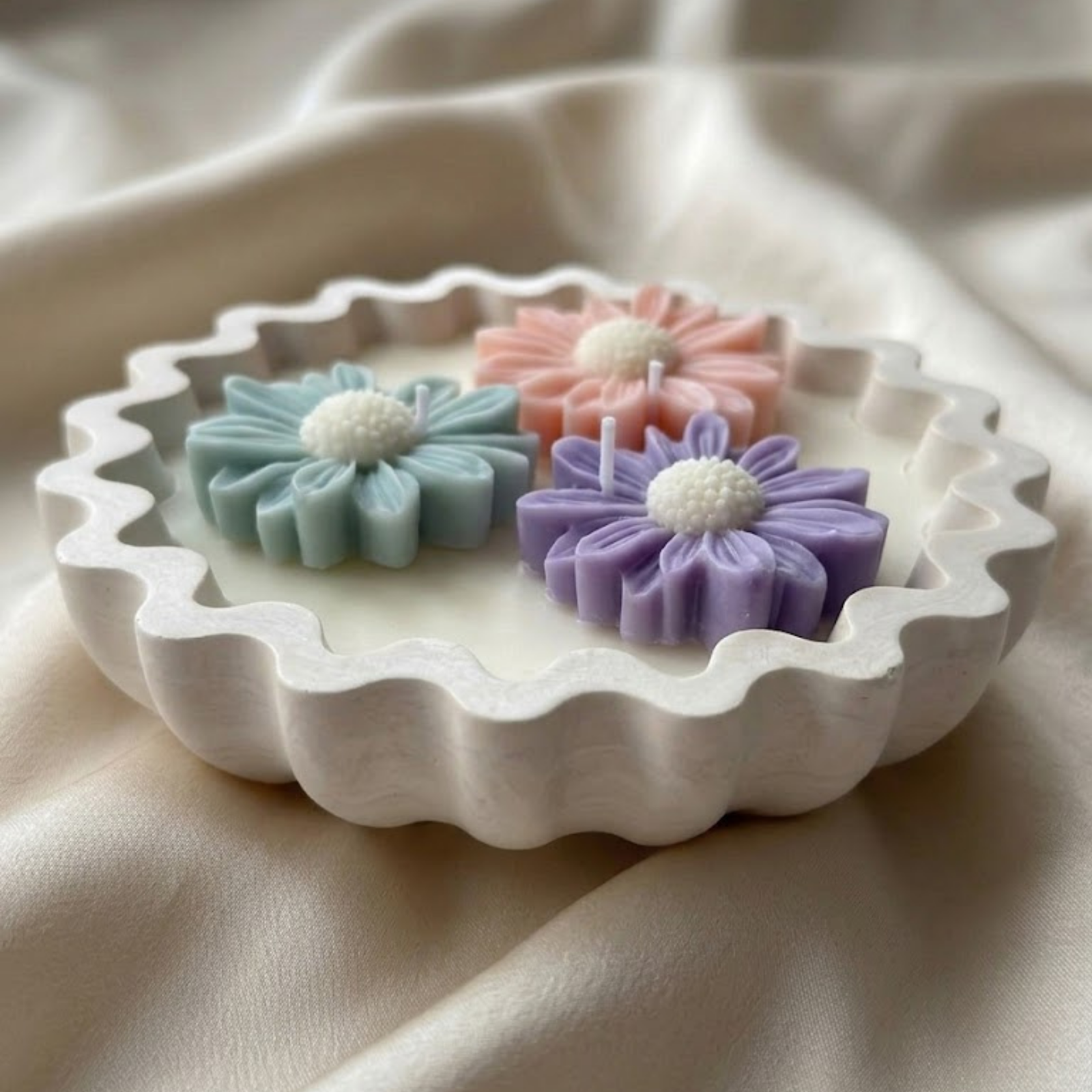 Wave Bowl Daisy Candle view 3