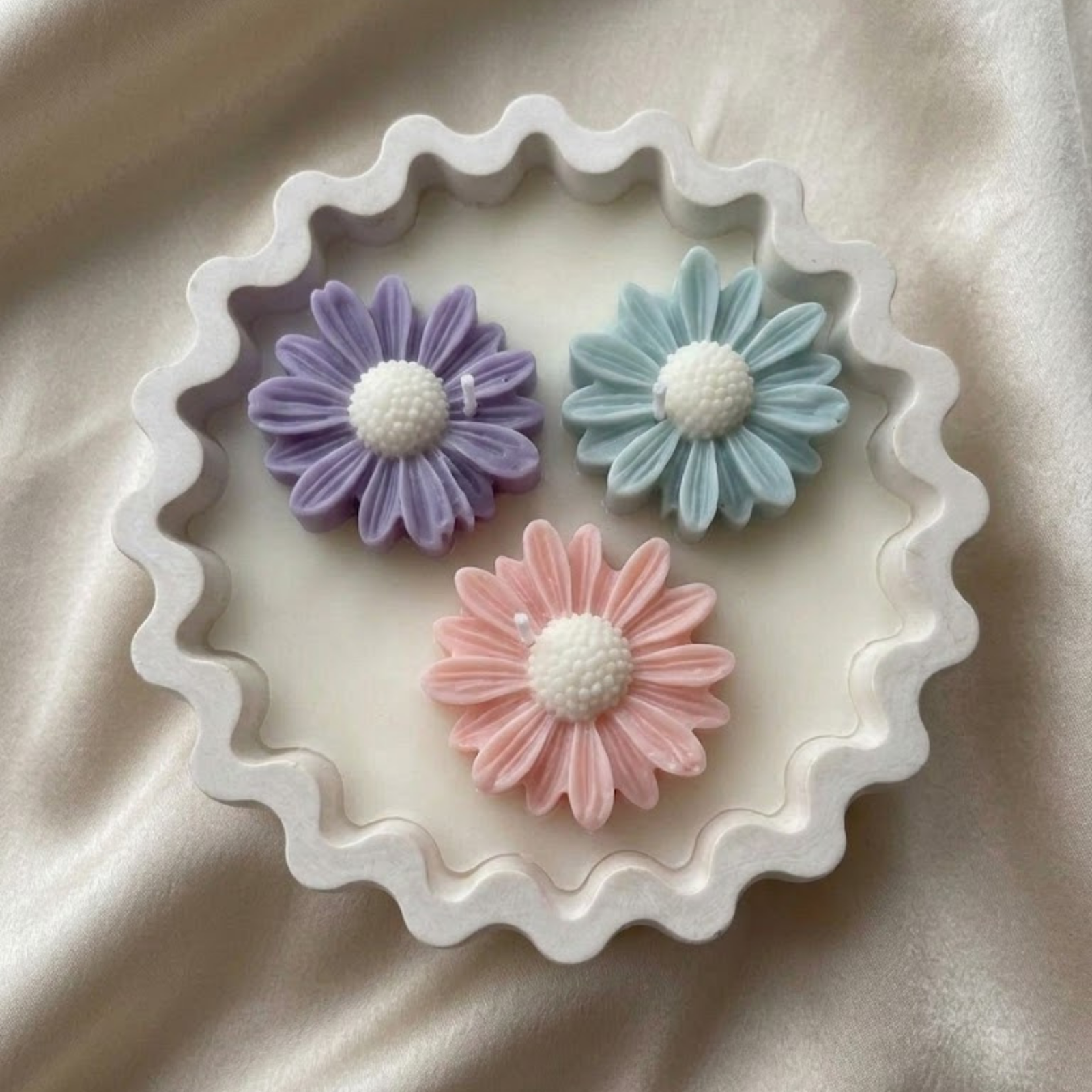 Wave Bowl Daisy Candle view 4